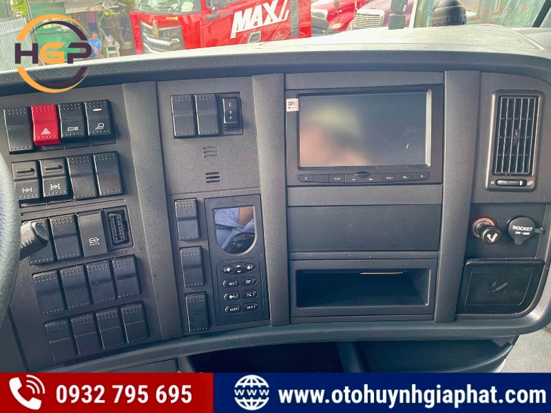 Bảng điều khiển của xe đầu kéo Howo Sitrak 380HP mới