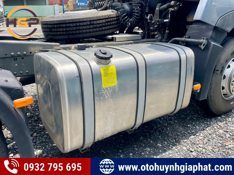 Bình dầu của xe đầu kéo Howo Sitrak 380HP mới