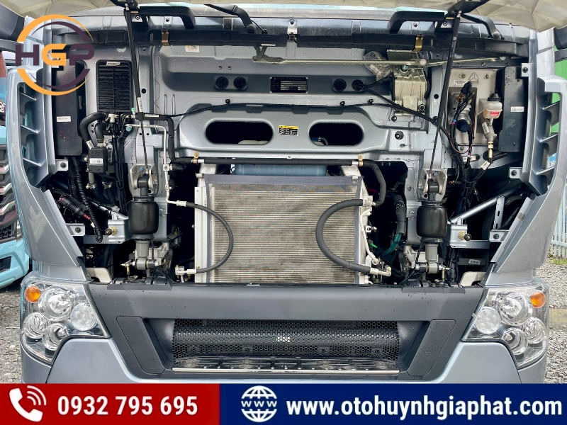 Động cơ phía dưới mặt ga lăng của xe đầu kéo Howo T7H 380HP mới