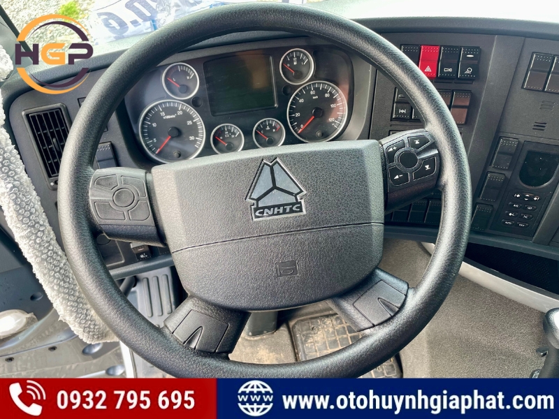 Vô lăng của xe đầu kéo Howo T7H 380HP mới