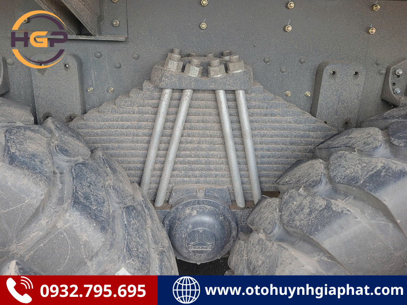 Lá nhíp của xe tải ben HOWO Bá Vương đầu lệch 70 tấn