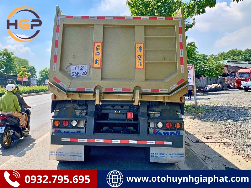 Mặt sau của mooc ben Yunli thùng U 24 khối