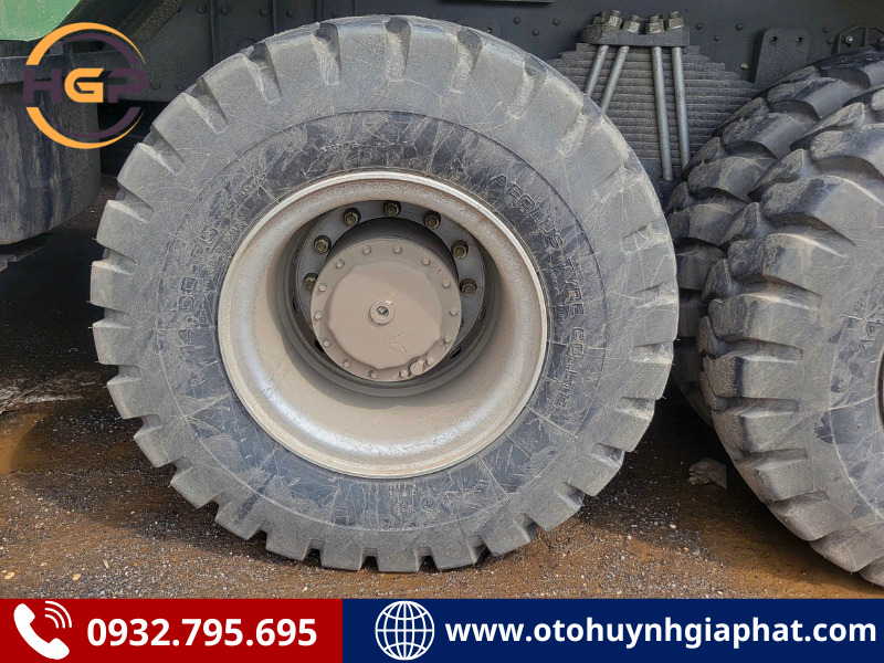 Vỏ lốp của xe tải ben HOWO Bá Vương đầu lệch 70 tấn