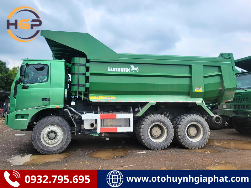 Xe ben mỏ HOWO Bá Vương đầu lệch 3 chân 371HP tải 70 tấn