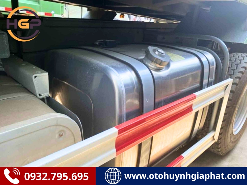 Bình dầu của xe tải ben Howo V7G 4 chân thùng U 380HP