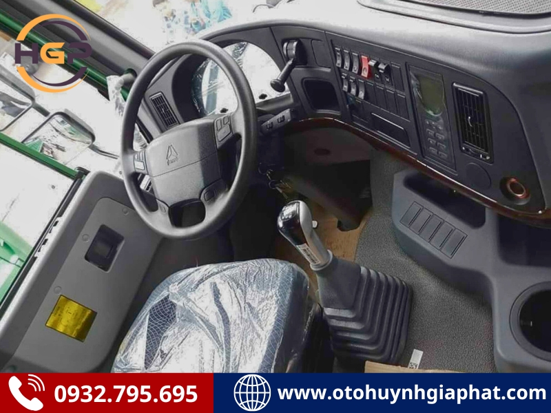 Khoang lái của xe tải ben Howo V7G 4 chân thùng U 380HP