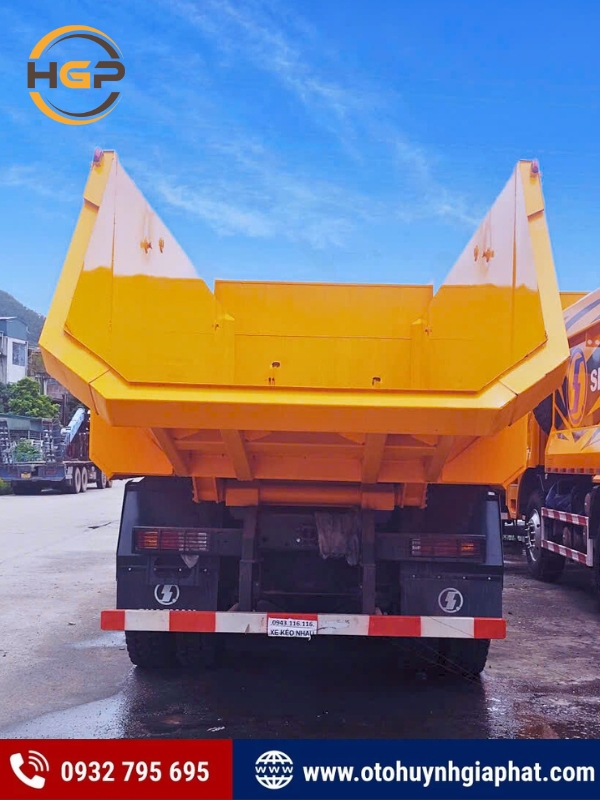 Mặt sau của xe tải ben SHACMAN cabin lệch 385HP Cummins
