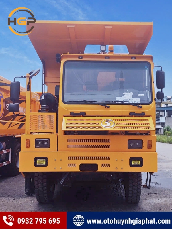 Mặt trước của xe tải ben SHACMAN cabin lệch 385HP Cummins