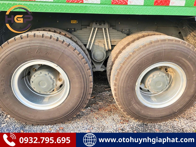 Vỏ lốp của xe tải ben Howo V7G 4 chân thùng U 380HP