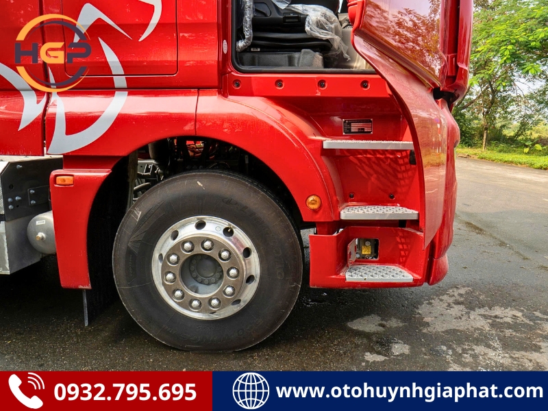 Bậc bước chân lên của xe đầu kéo điện Howo G7X EV 2026