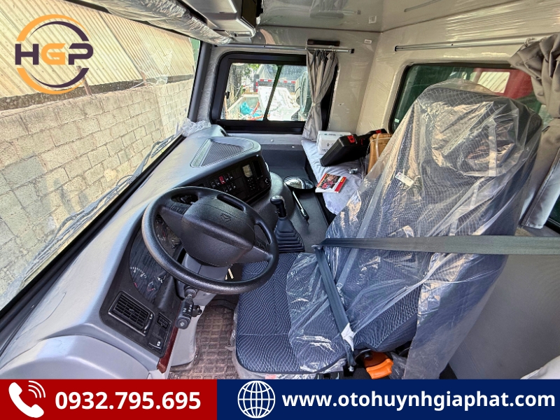 Cabin của xe ben Howo 70 tấn cabin lệch