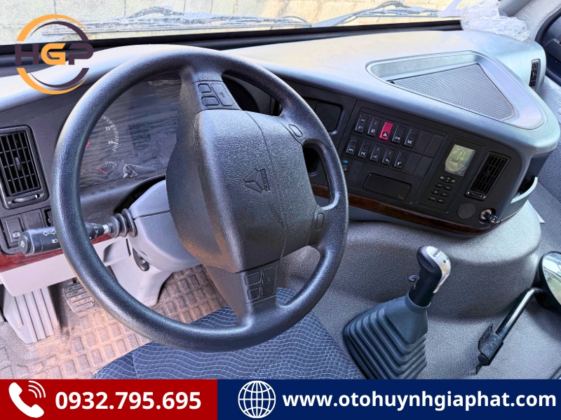Khoang lái của xe ben Howo chạy mỏ cabin lệch