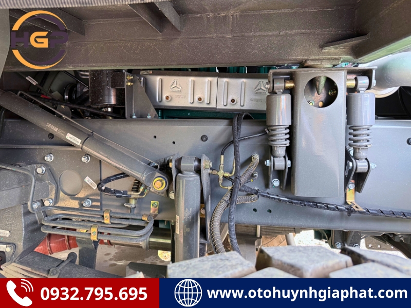 Khung chassis sau của xe ben Howo chạy mỏ cabin lệch