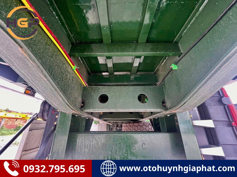 Khung gầm của mooc sàn 45 feet Patec Xinhongdong - Lốp 12.00R20