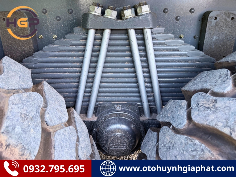 Lá nhíp của xe ben Howo chạy mỏ cabin lệch