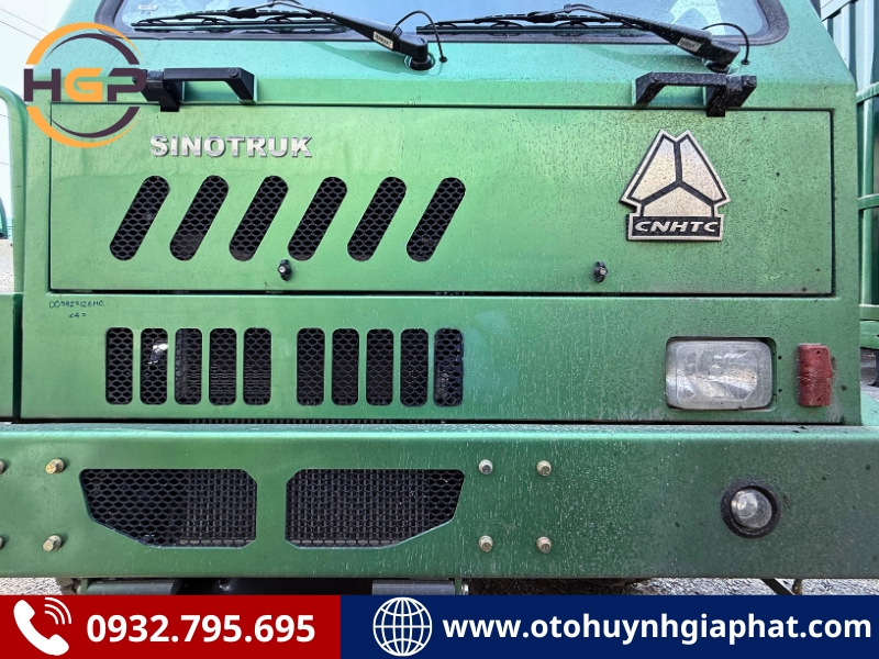 Mặt ga lăng của xe ben Howo chạy mỏ cabin lệch