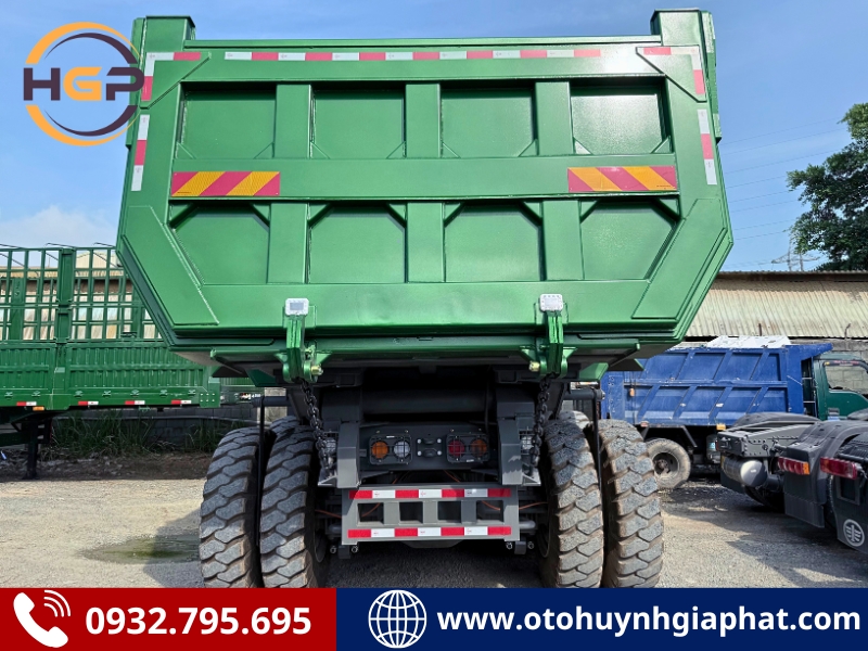 Mặt sau của xe ben Howo chạy mỏ cabin lệch