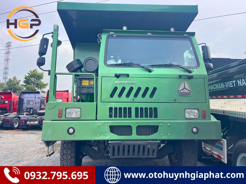Mặt trước của xe ben Howo chạy mỏ cabin lệch