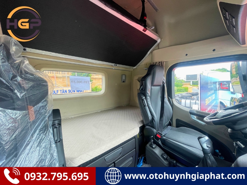 Giường nghĩ trên cabin của xe SHACMAN X6000 460HP Cummins