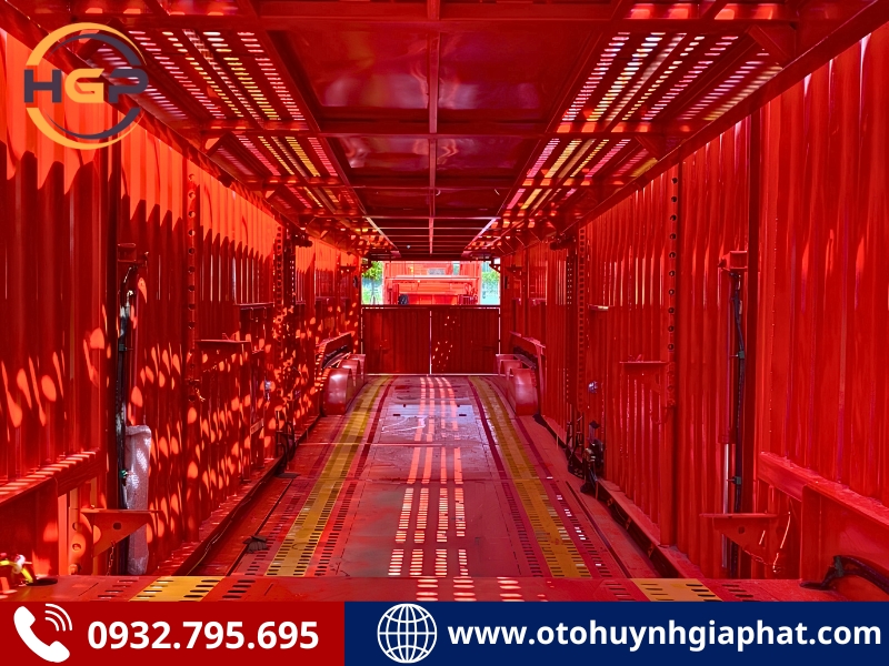 Không gian bên trong của mooc chở ô tô XINHONGDONG