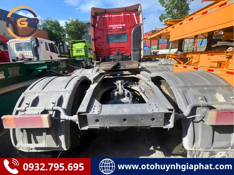 Mặt sau của xe đầu kéo Chenglong H7 cũ