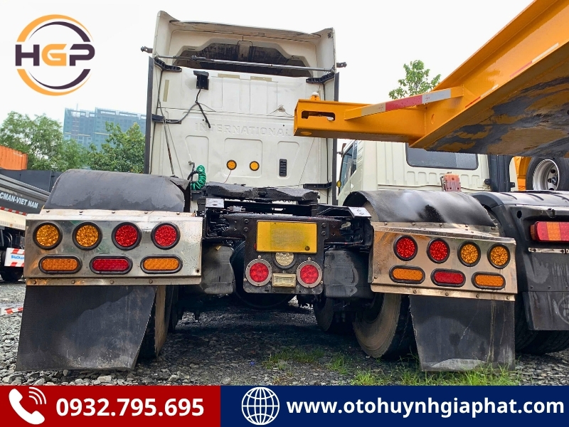Cụm đèn đuôi của xe đầu kéo International Prostar cũ