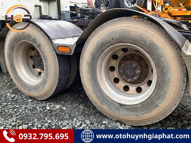 Vỏ lốp của xe đầu kéo International Prostar cũ